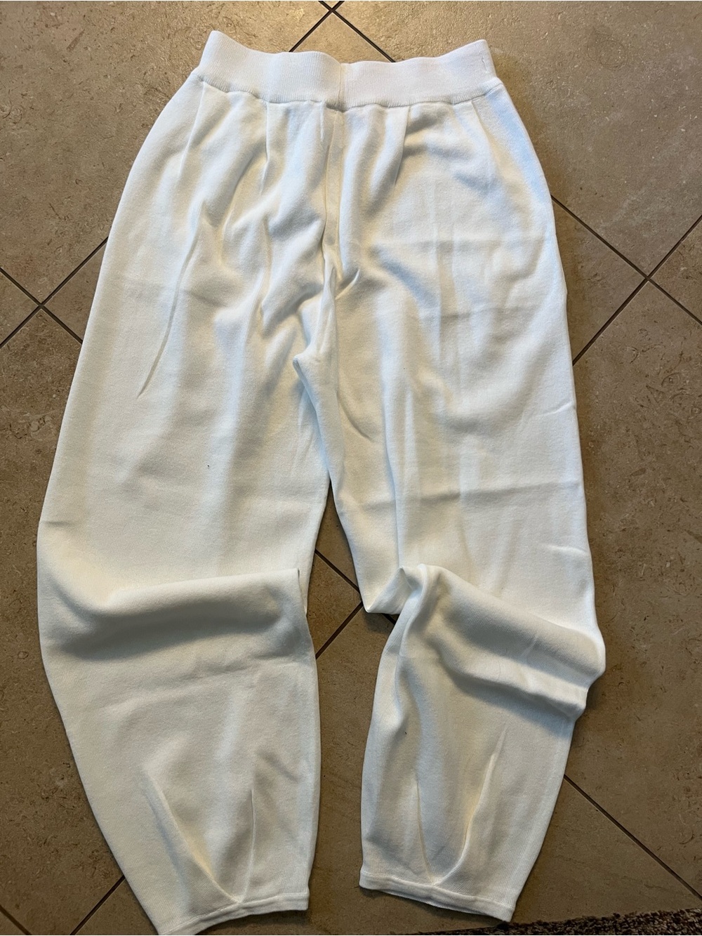2-Piece Ribbed Knit Lounge Set in White - Picture 5 of 9